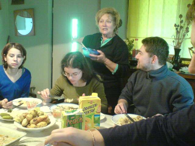 K�r� anyuk�nak k�sz�nhetj�k a finomakat