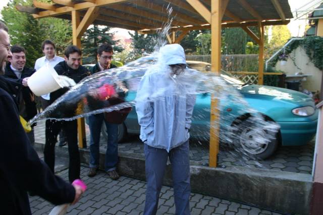 aztan meg, Gizi azt hiszi vizallo..