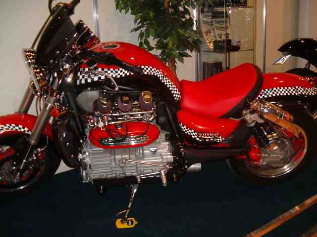 Tibi k�vetkez� motorja: Triumph Rocket